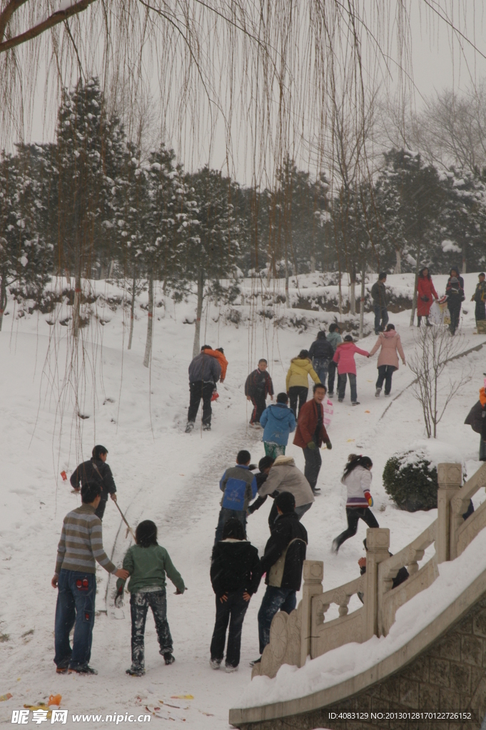 打雪仗