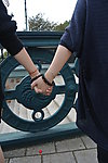 女性手拉手背影