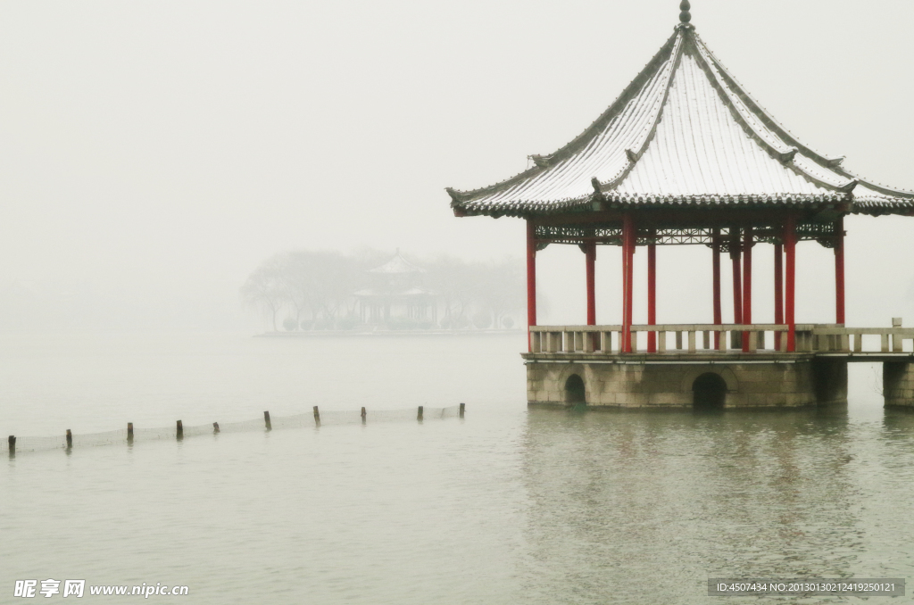 济南雪后湖上六角亭