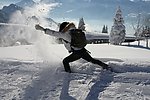玩雪的女孩