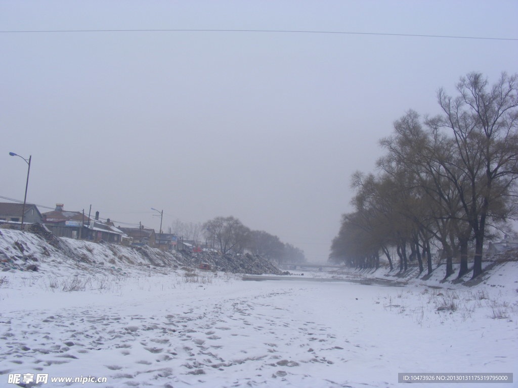 冬雪河堤摄影图片