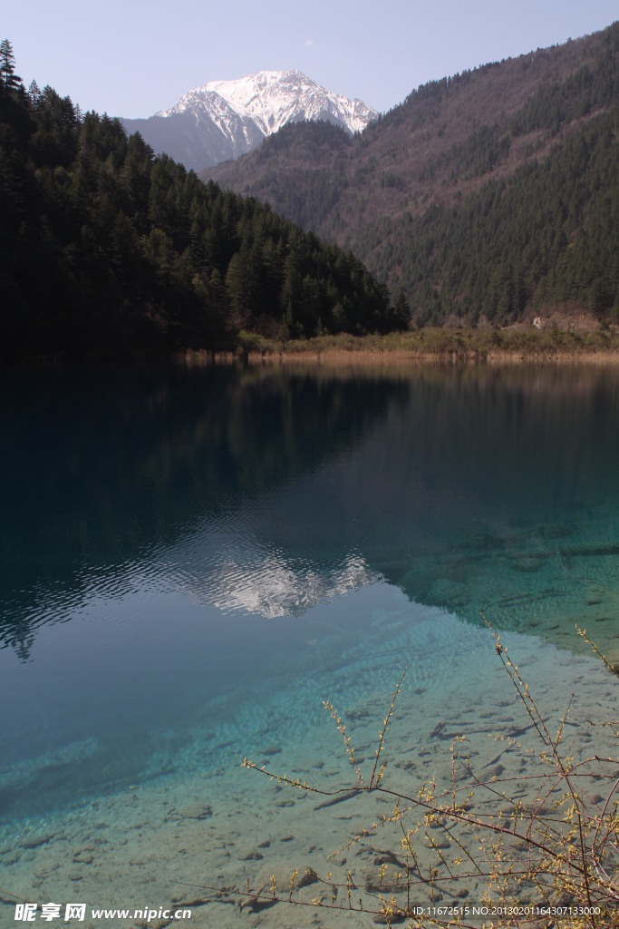 水池 雪山