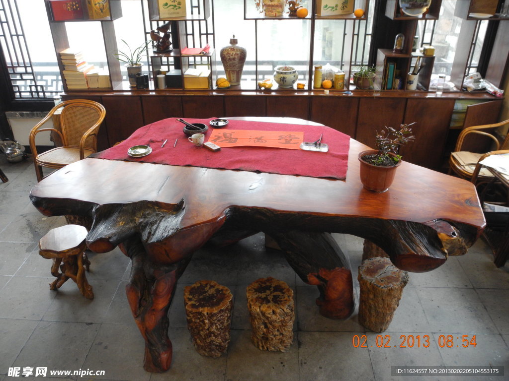 红木桌子