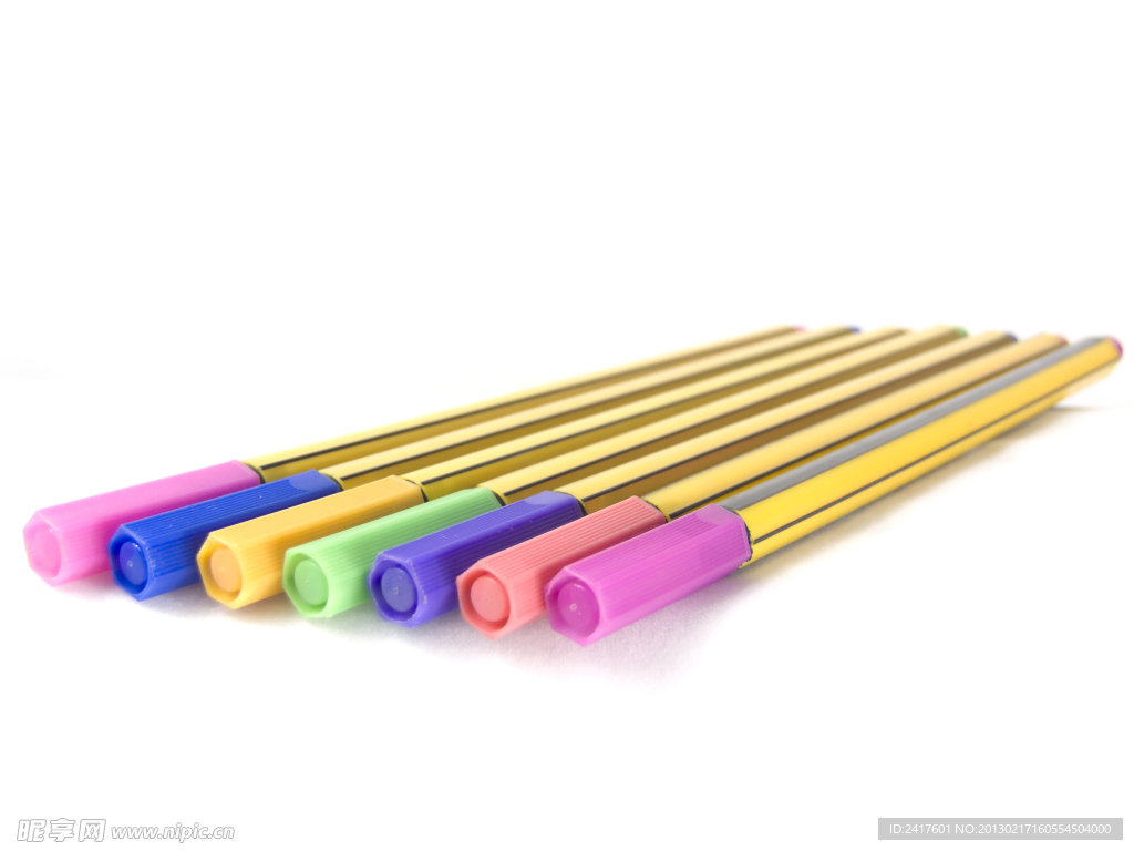 一排彩色画笔