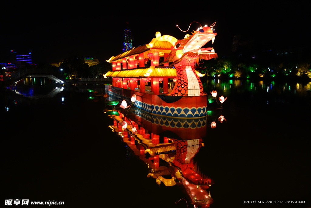 桂林市榕湖的龙船夜景