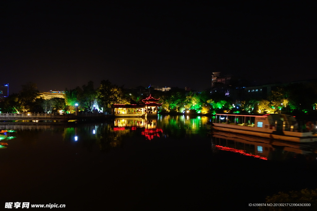 桂林市榕湖夜景中的龙船