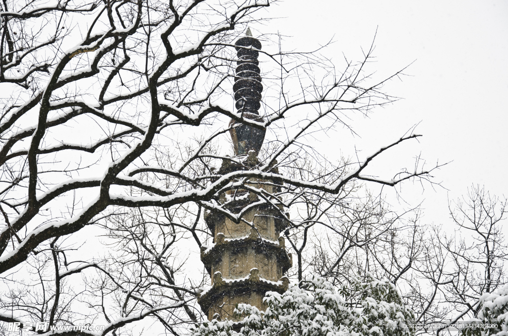 雪景 塔尖