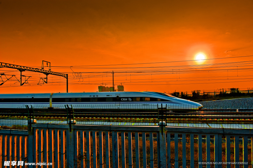 夕阳下的高铁
