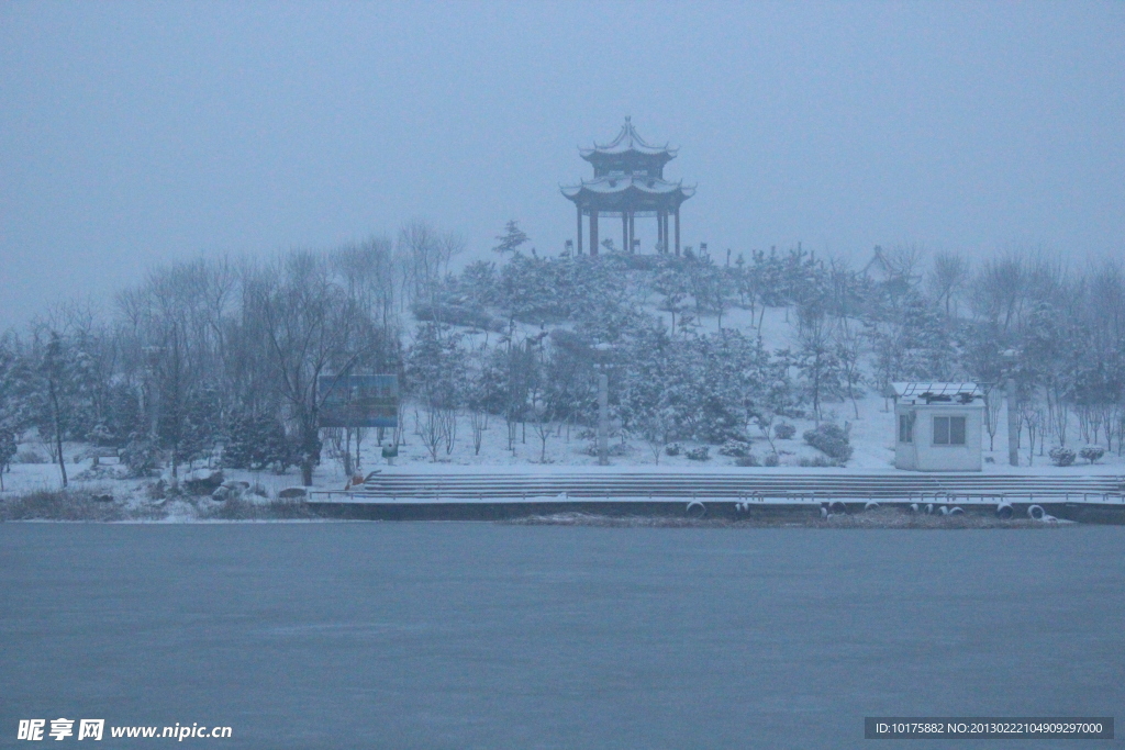 大雪后的假山