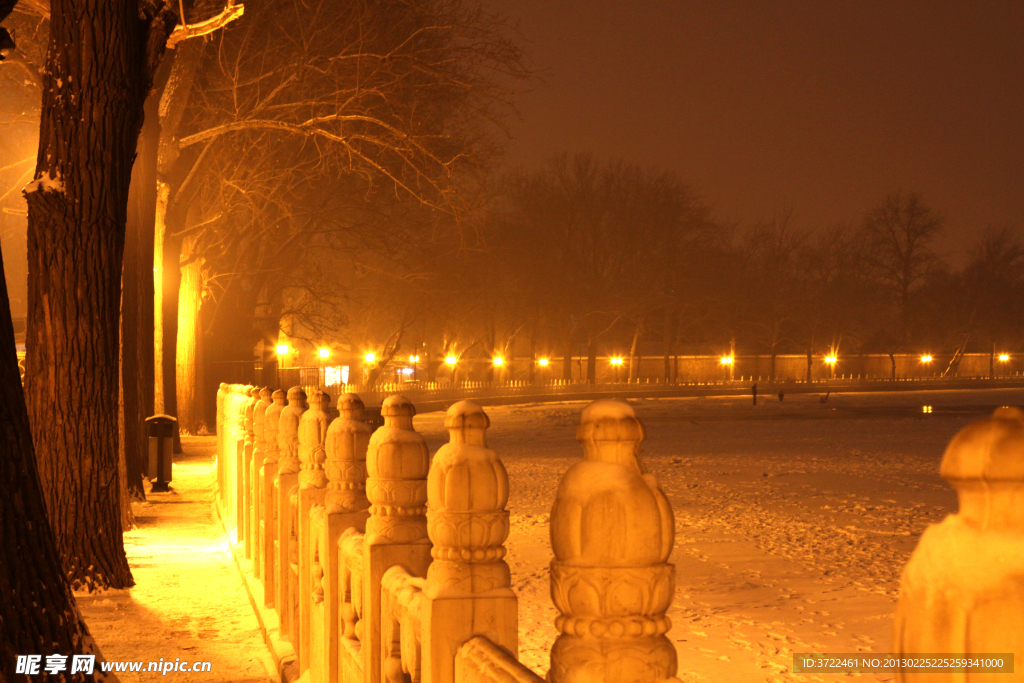 后海南沿灯火雪景