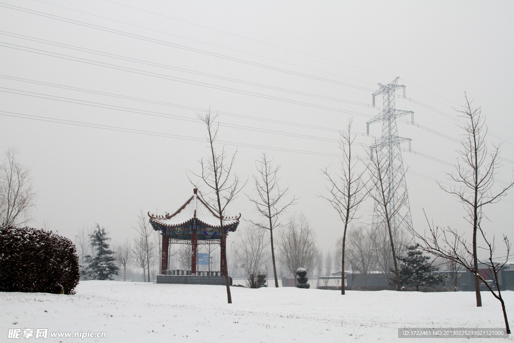 雪后凉亭线塔