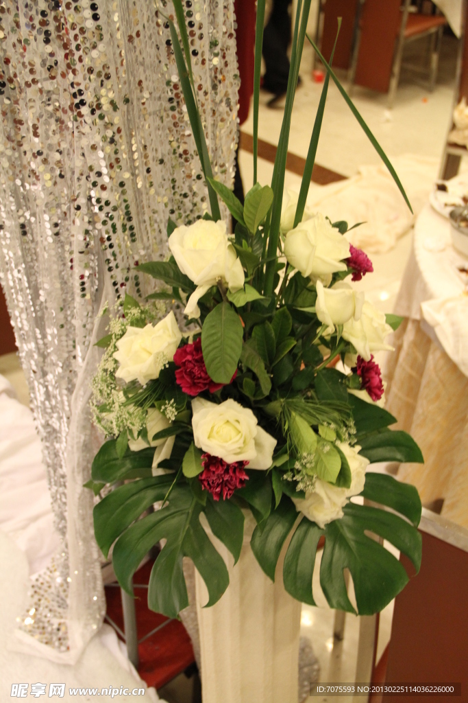 婚礼花艺玫瑰百合