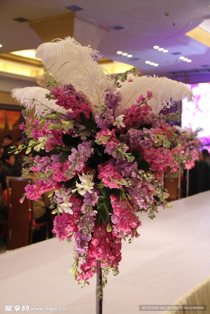 婚礼花艺羽毛玫瑰百合