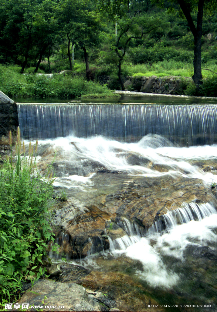 小溪流水