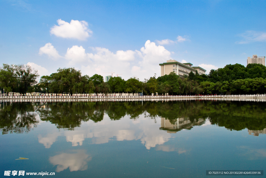 中南民族大学湖景
