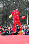 观看庙会表演的观众