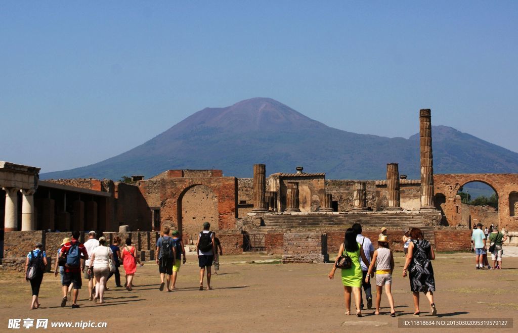 维苏威火山下