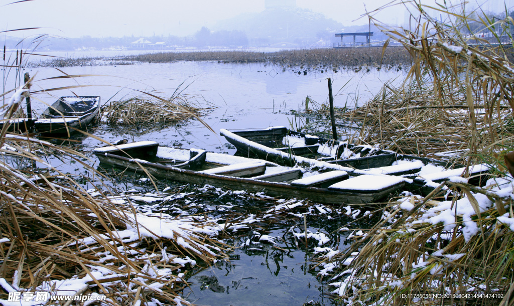 湖中小船