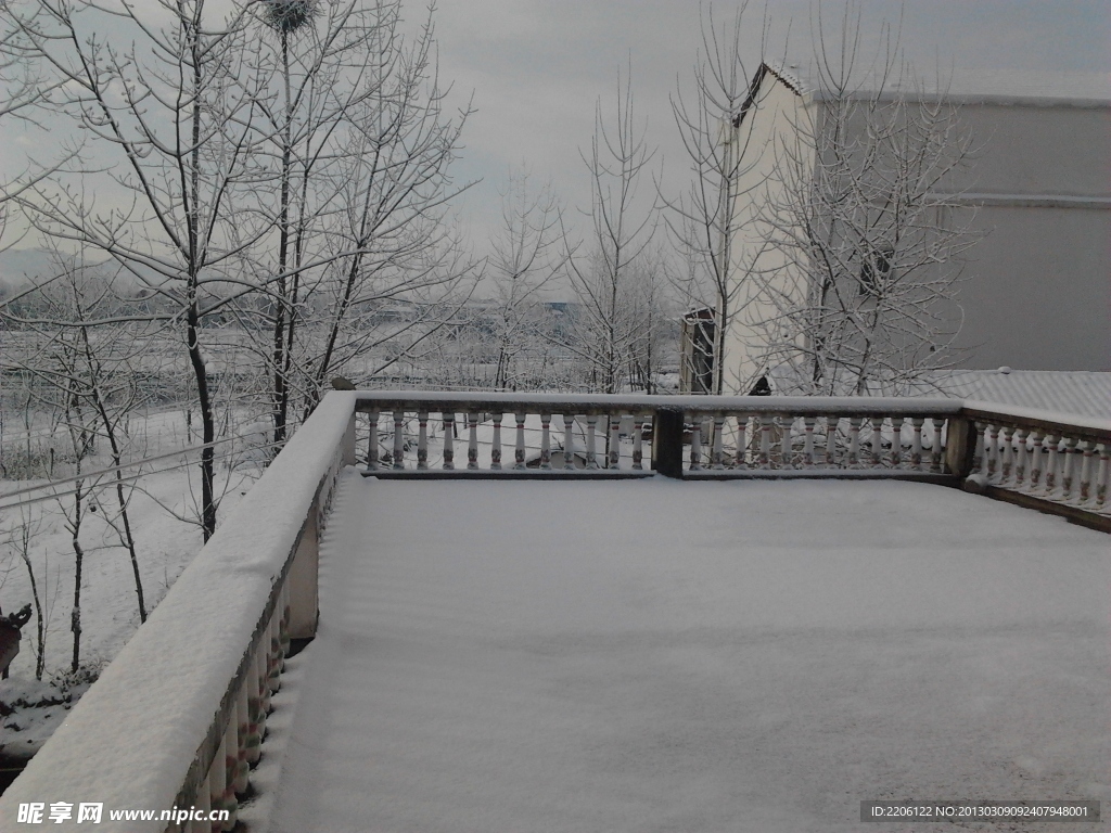 铺满雪 二楼阳台