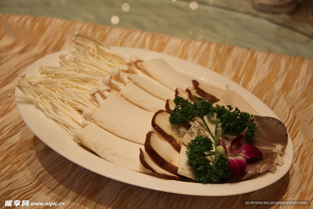 金针菇杏鲍菇鸡腿菇三菇拼盘