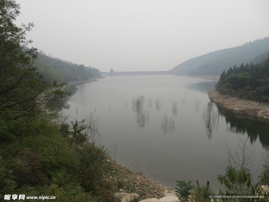 卢崖瀑布景区水库风景