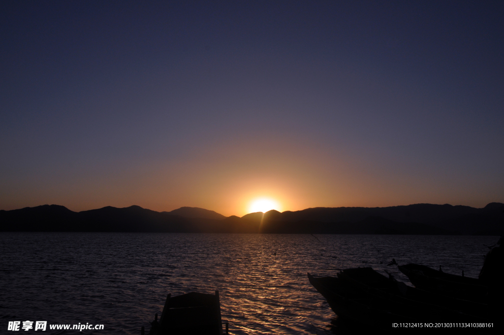 泸沽湖日出