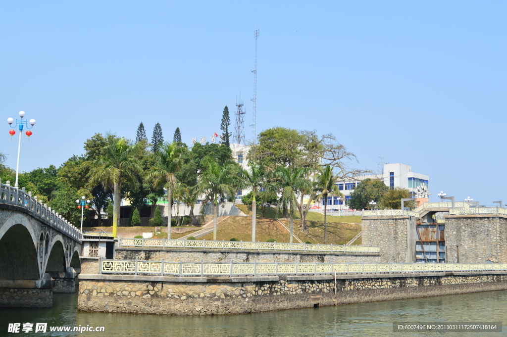堤坝旁景