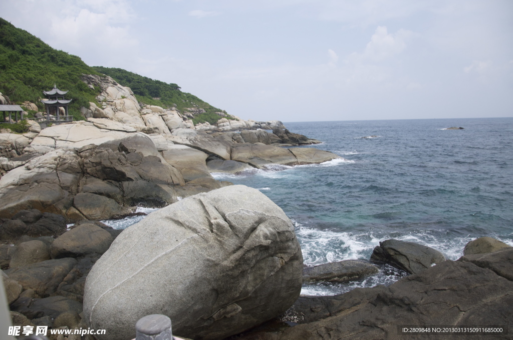 海南蜈支洲岛海水拍打岩石