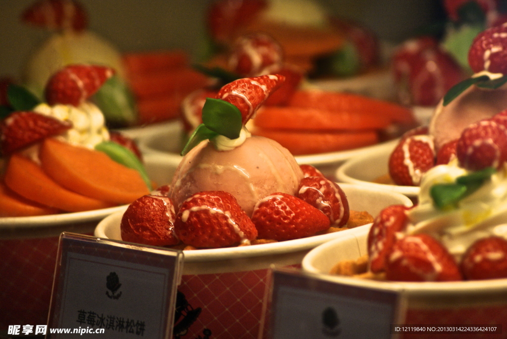 草莓冰淇淋华夫饼