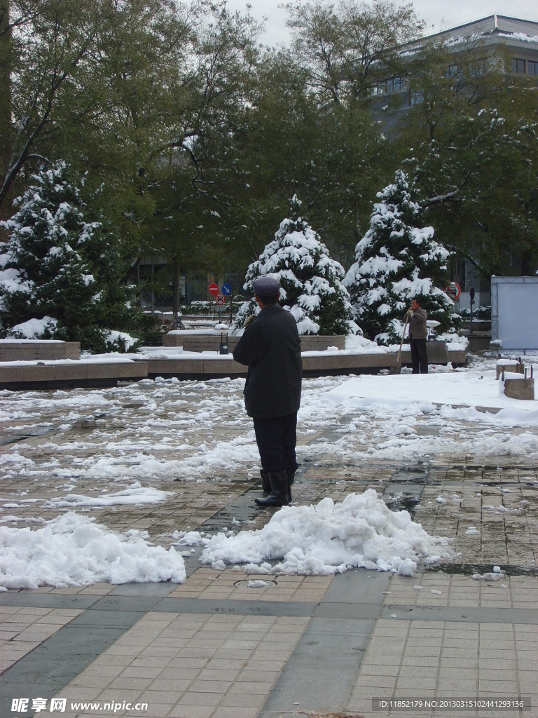 雪中的清雪工人