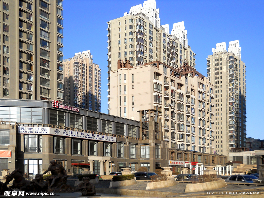 天津海河沿岸高层住宅楼