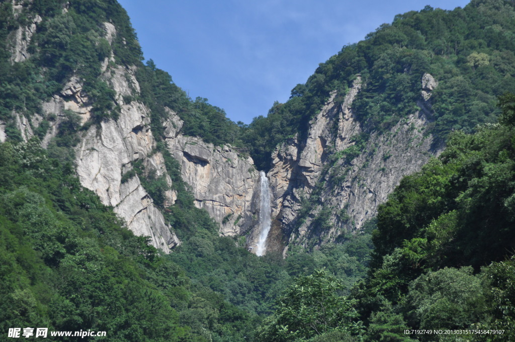 山峰瀑布