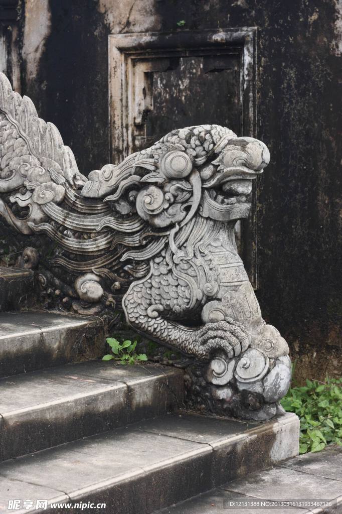 石刻龙首