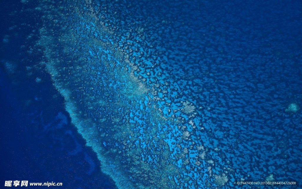 蓝色河水
