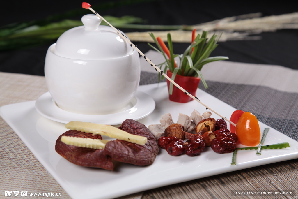 灵芝赤肉松茸炖红枣