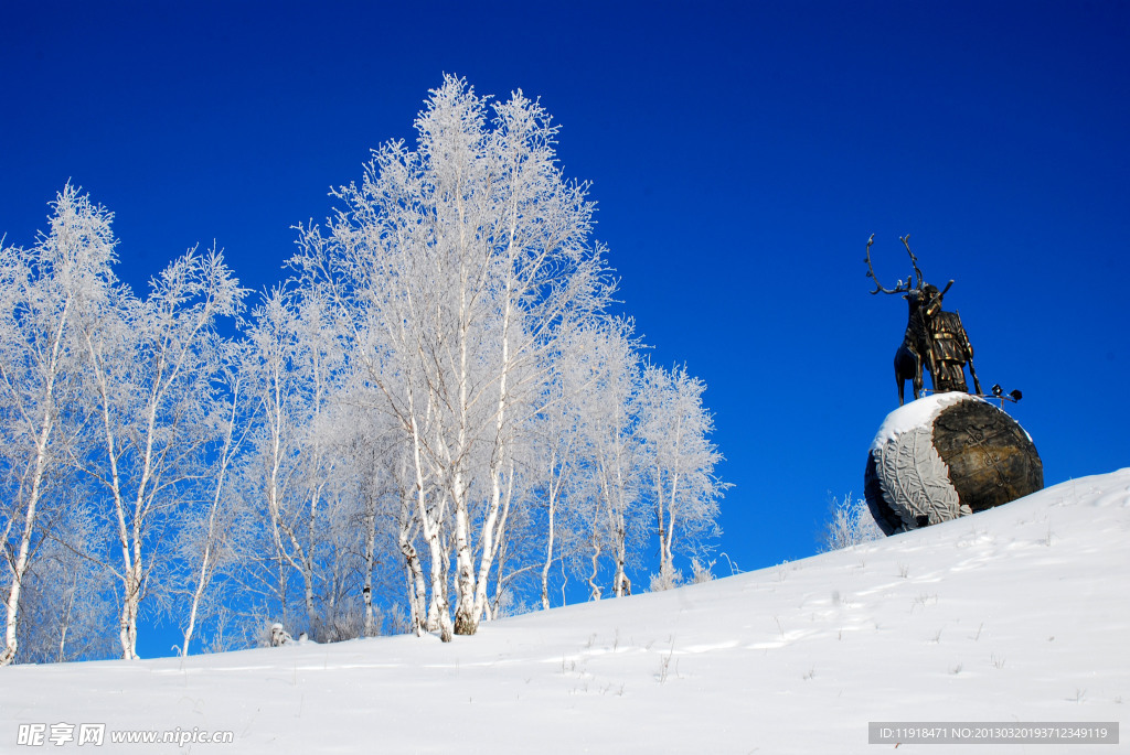 五峰山冬日雕塑与白桦