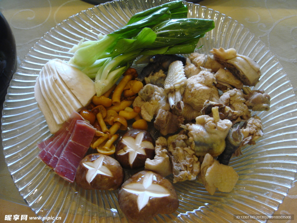 菌菇鸡煲