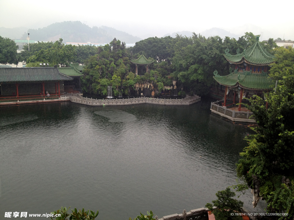 阴雨中的古典园林