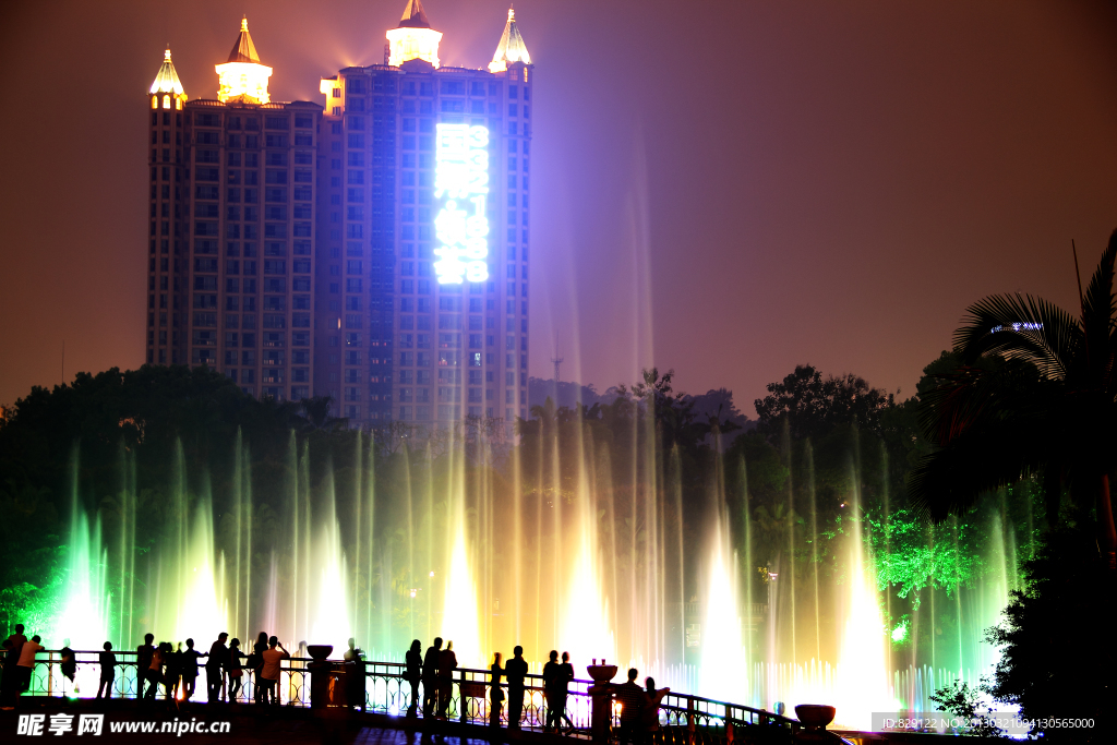 公园夜景喷泉