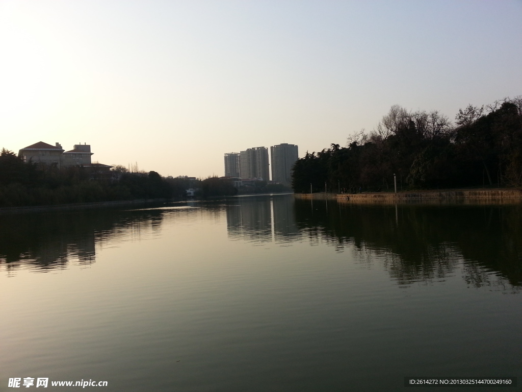 黄昏湖景