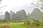 阳朔高山下的平原