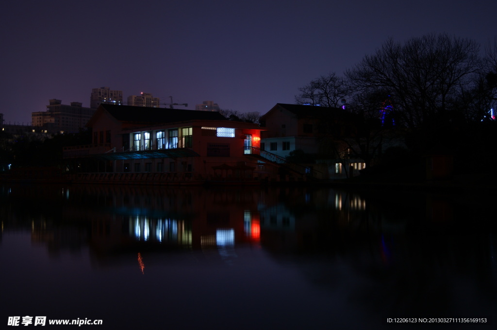 公园夜景 湖景 房子