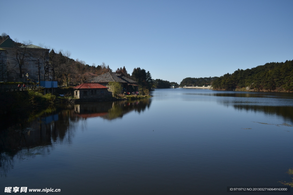 平静湖面