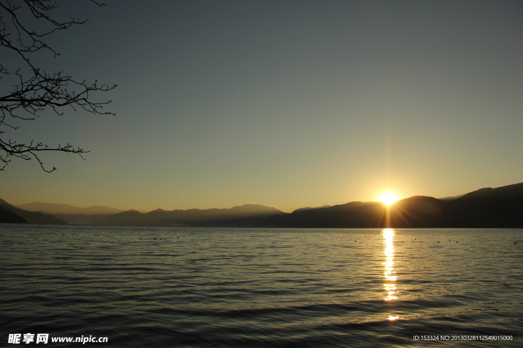 湖泊夕阳