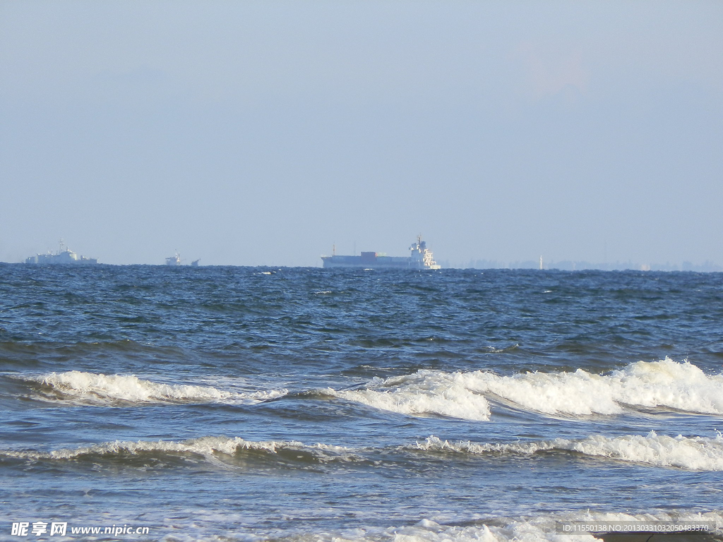 海景波浪轮船