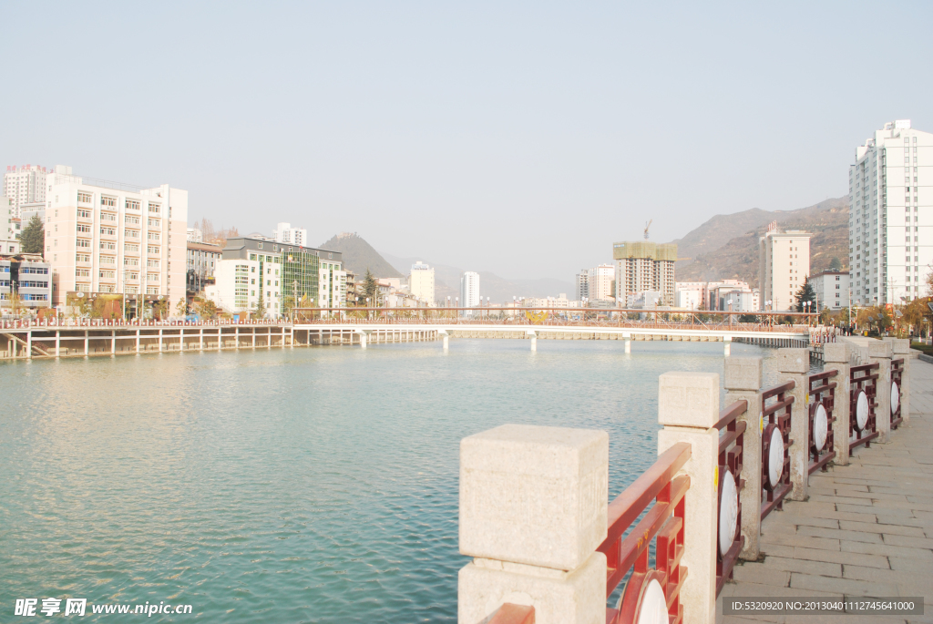 城市河畔
