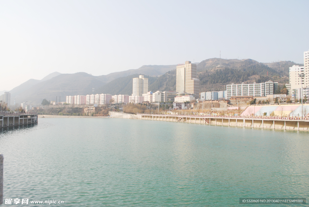 城市河畔