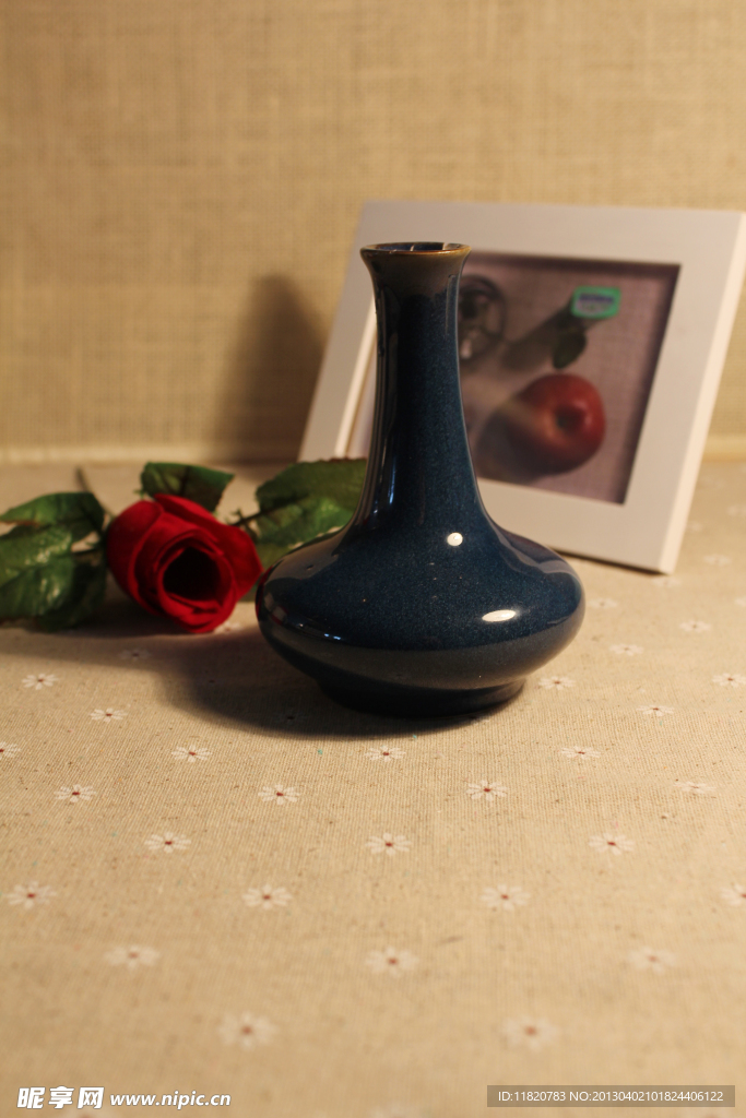 花瓶与玫瑰花场景图