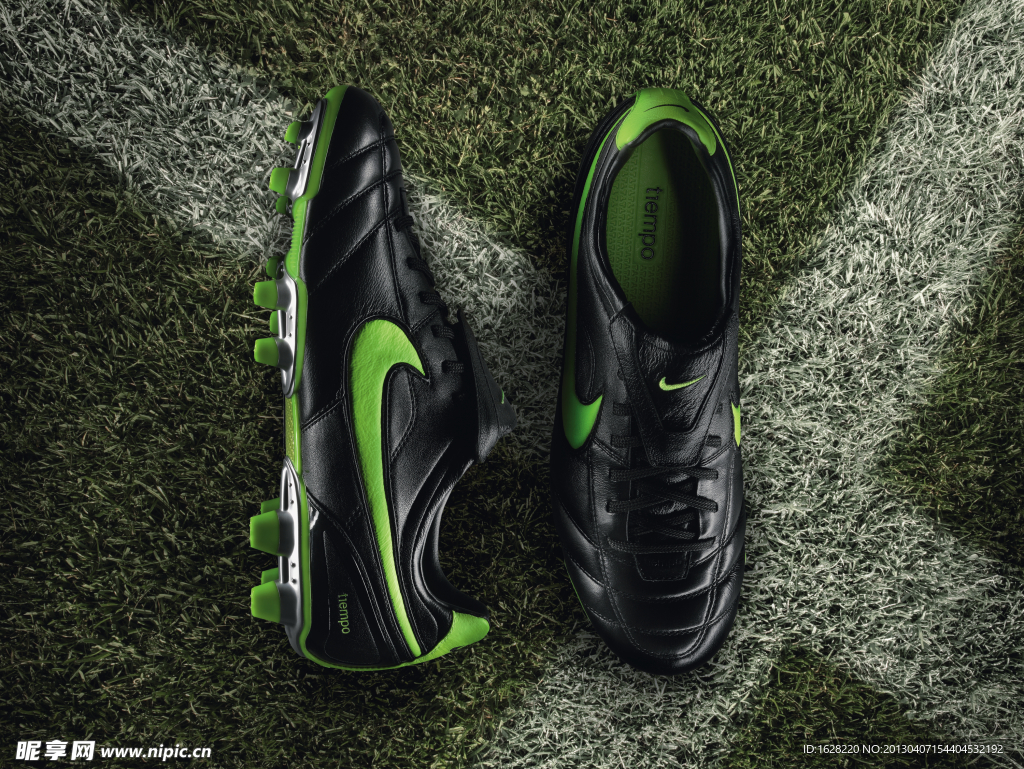 NIKE 足球鞋