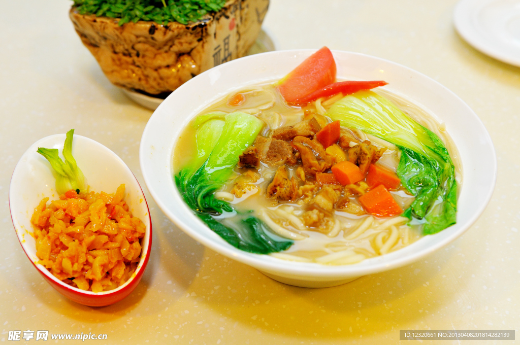 红烧肉海鲜面